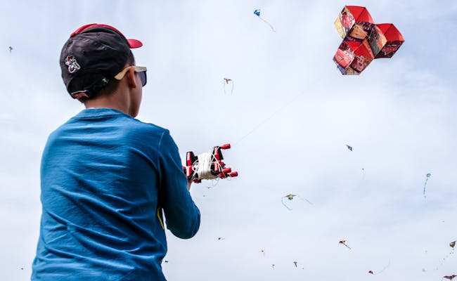 Flying a kite (Photo: Unsplash)