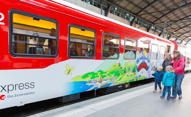 Famiglia sul treno (Foto: Swiss Travel System)