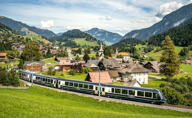 El Golden Pass Zug atraviesa el hermoso paisaje suizo con montañas y encantadores pueblos.