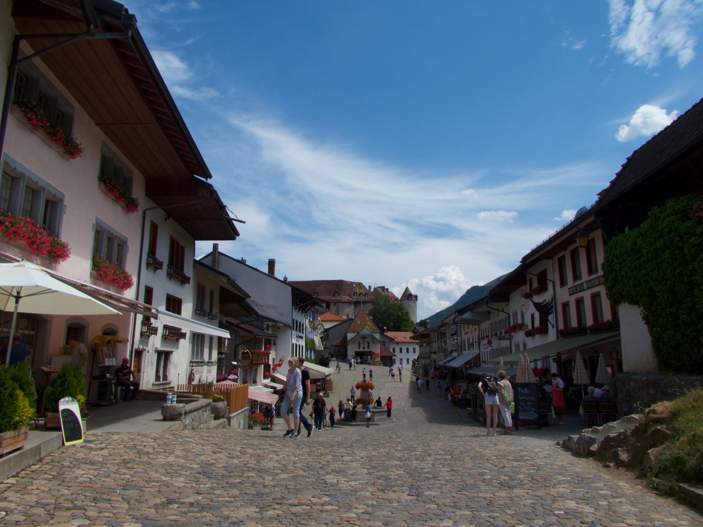 Gryères: pittoreske straatjes met historische gebouwen en restaurants in de stad, ideaal voor vakantiegangers.