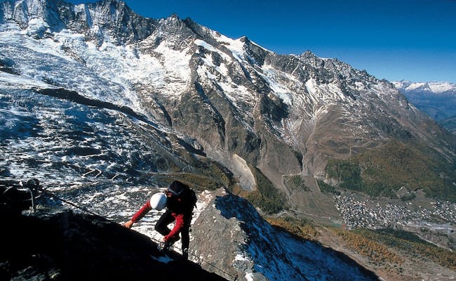 Lezecké cesty Saas-Fee nabízejí úchvatné výhledy na Alpy.