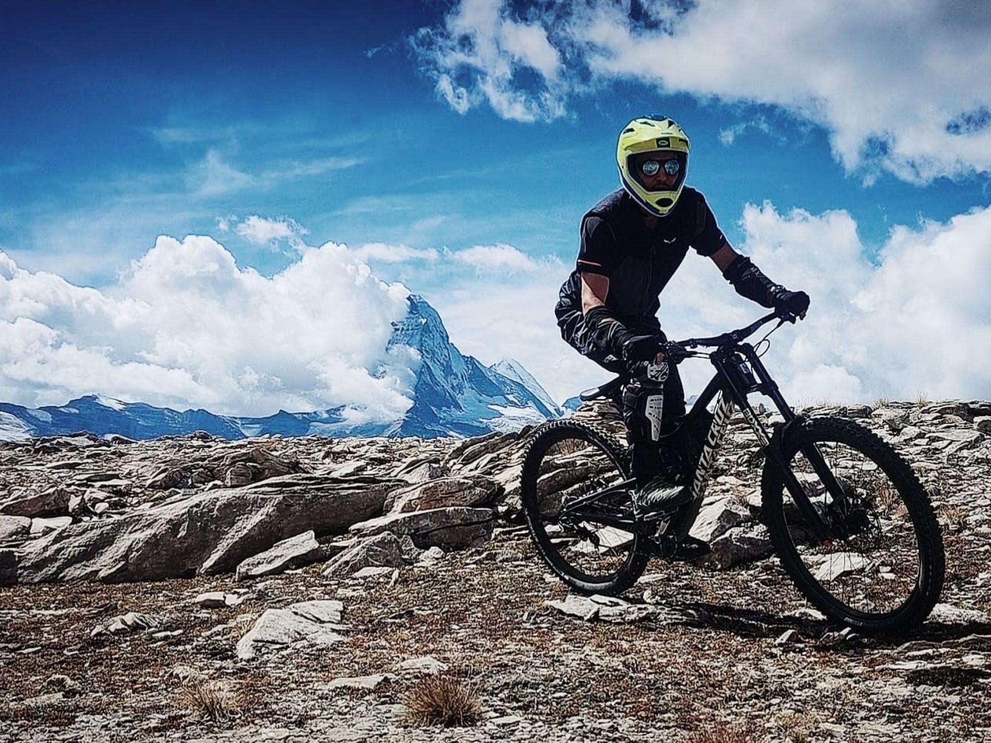 山地自行车指导：在策马特，背景是马特洪峰，适合团体和儿童的骑行之旅。