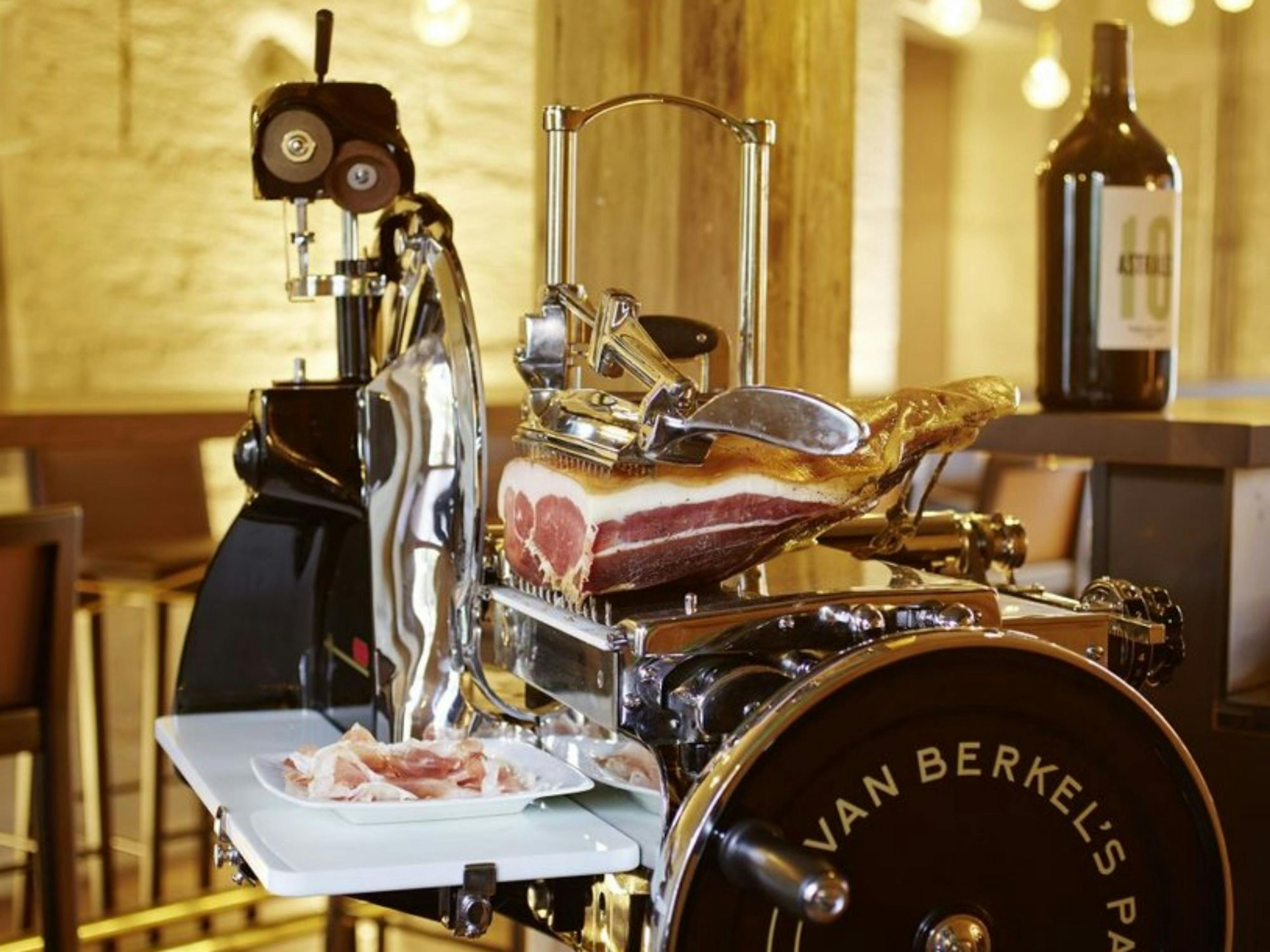 Schinken: Hochwertige Wurstwaren bei der Apero Tour in La Vinoteca genießen.