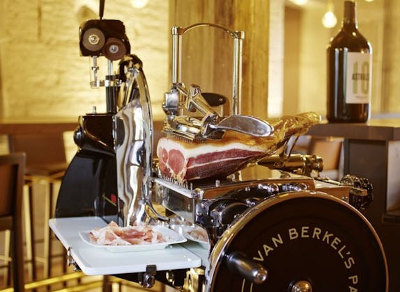 Jambon : Dégustez des charcuteries de qualité lors de l'Apero Tour à La Vinoteca.