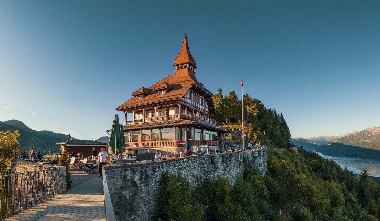 Harder Kulm : point de vue avec restaurant et vue sur Interlaken, idéal pour des visites en été.