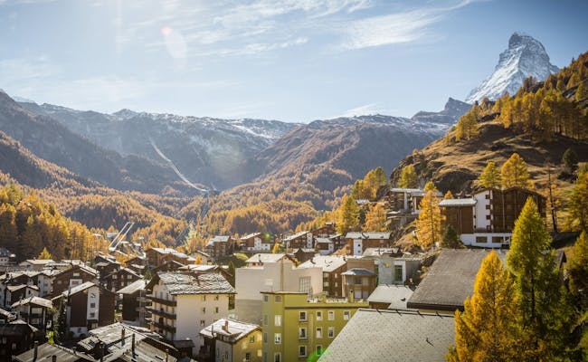 Zermatt dorp met kleurrijke herfstkleuren, Matterhorn op de achtergrond.