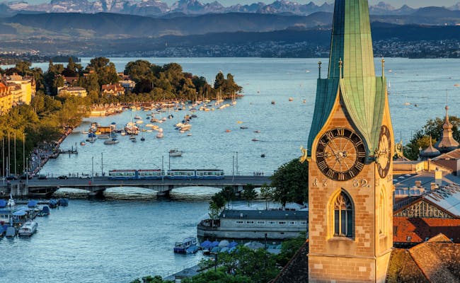 Panorama de Zürich : Découvre la magnifique vue de la ville au bord du lac de Zürich avec une vue sur les Alpes.