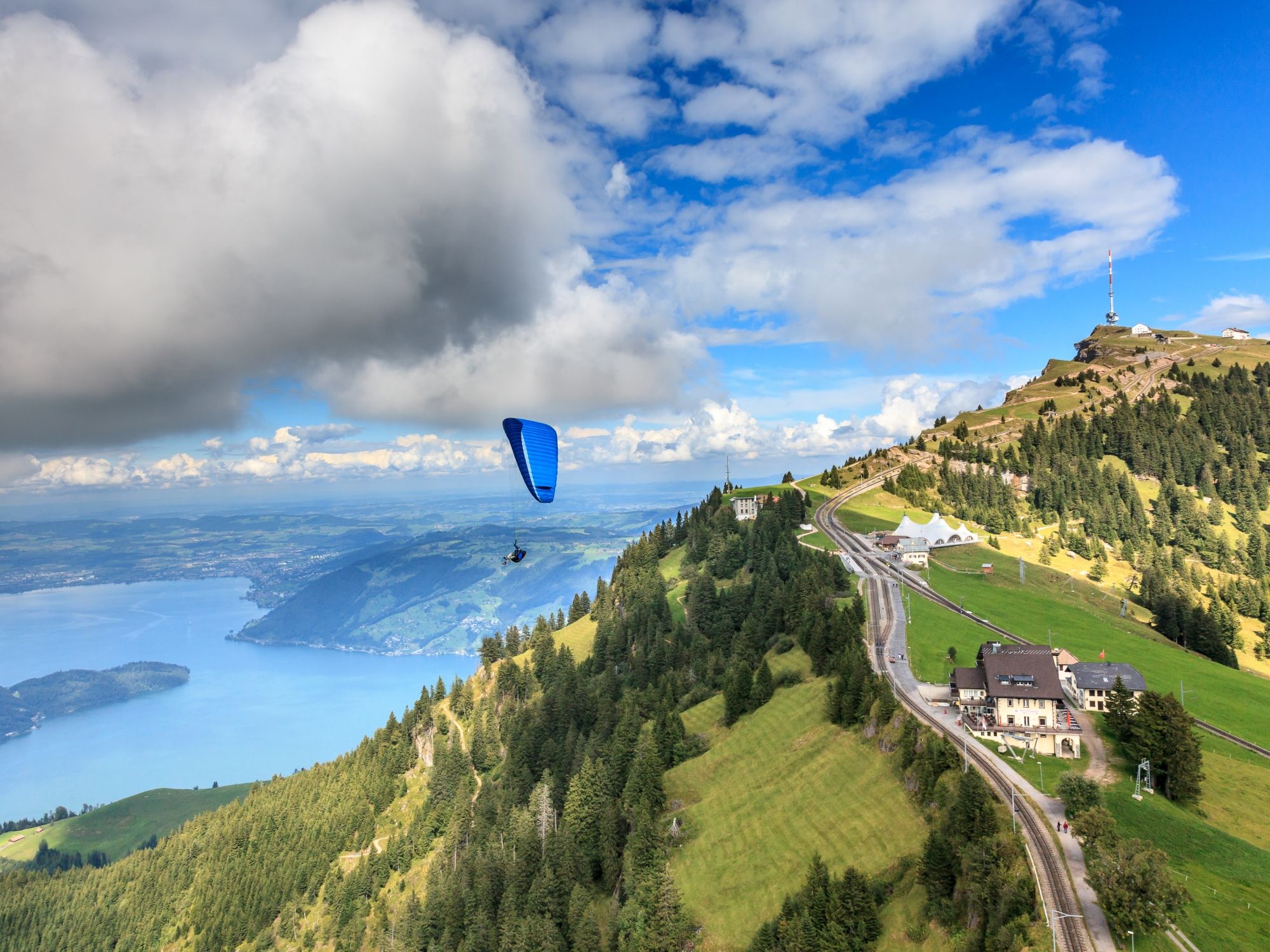 Rigi: Njut av sommarens äventyr på berget med utsikt över Vierwaldstättersjön och de gröna skogarna.