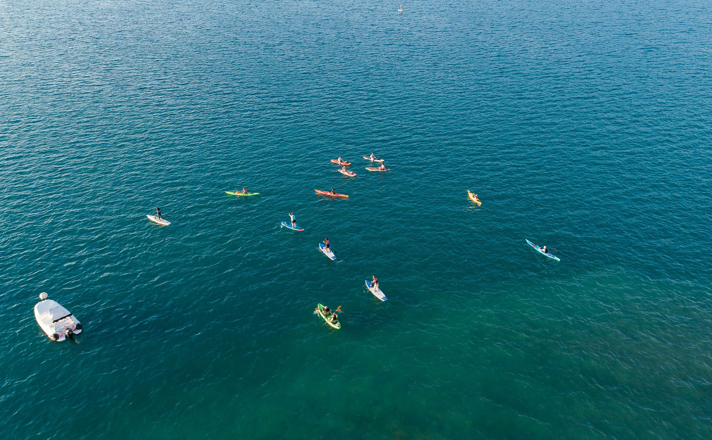 SUP di Danau Thuner: Berkayak bersama teman-teman di air di lingkungan yang indah.