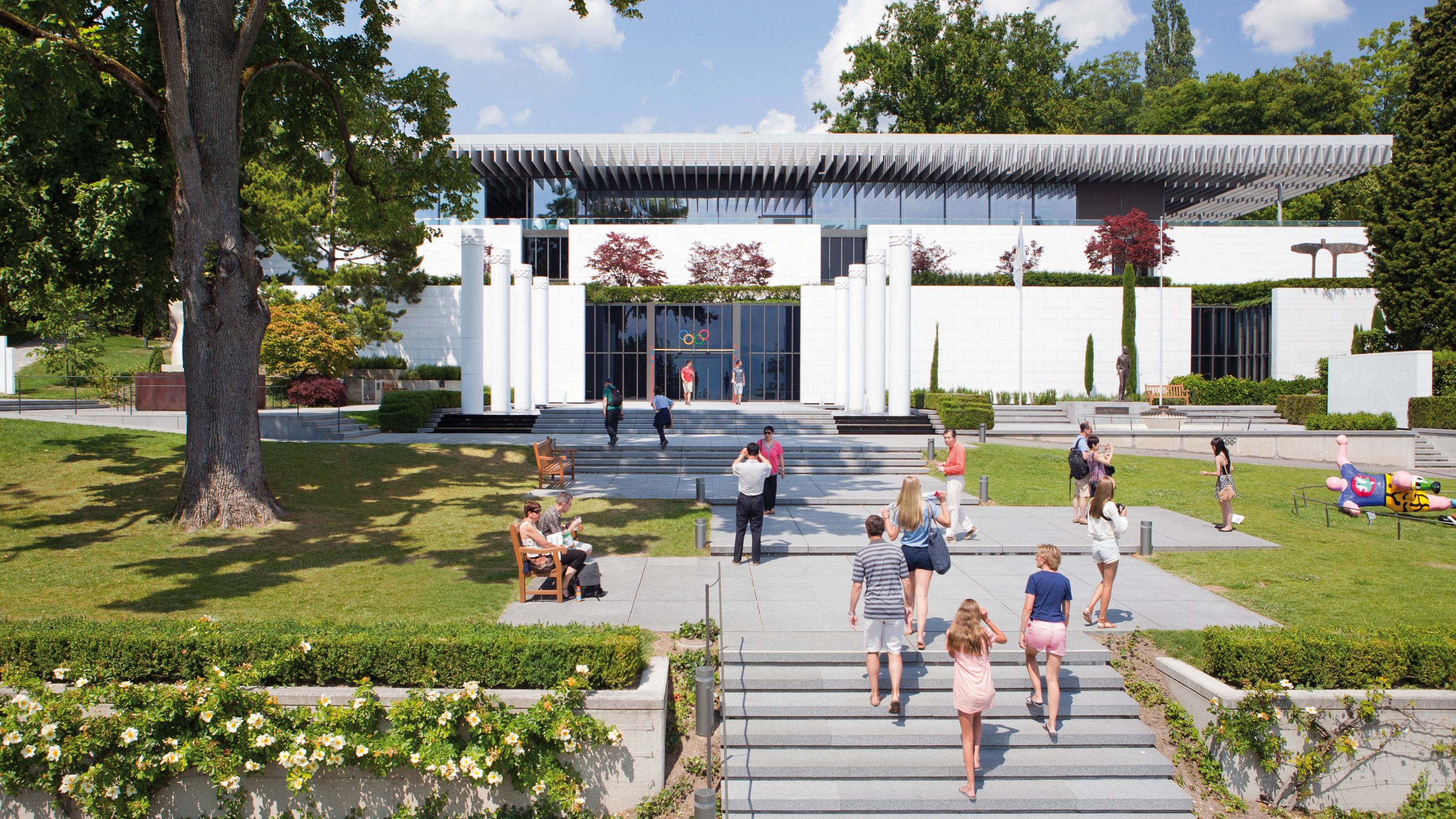 गर्मियों में दर्शकों के साथ लोसेन का ओलंपिक संग्रहालय