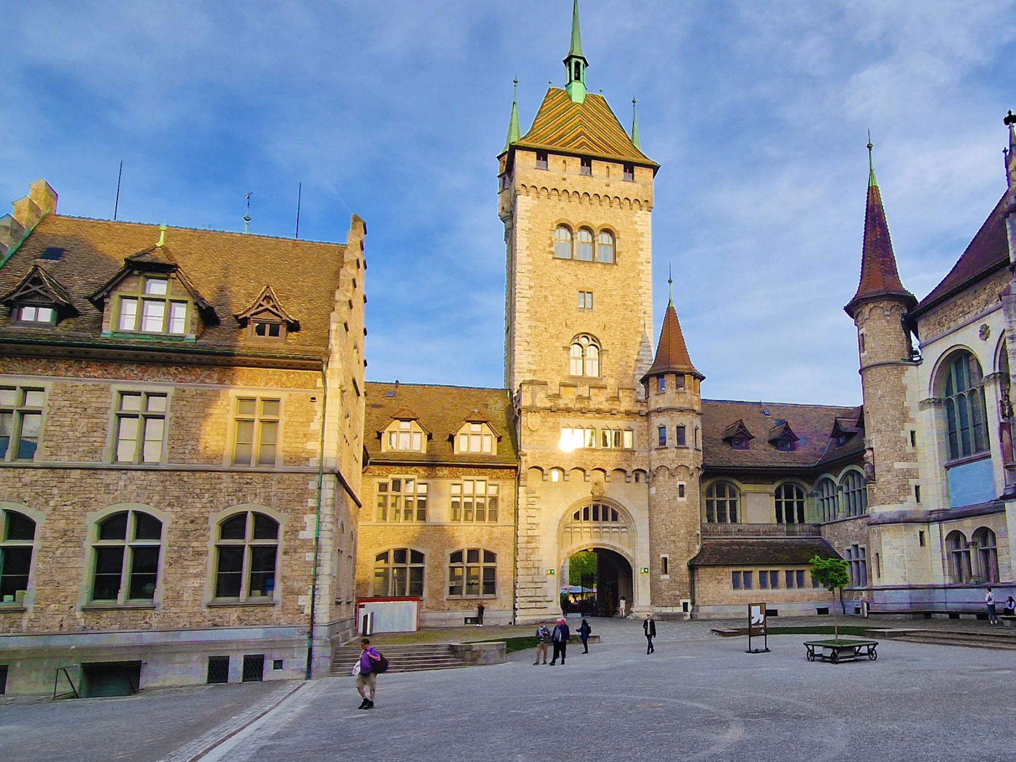 Zürich Altstadt: Entdecke das Nationalmuseum Schweiz in der historischen Kulisse der Stadt.