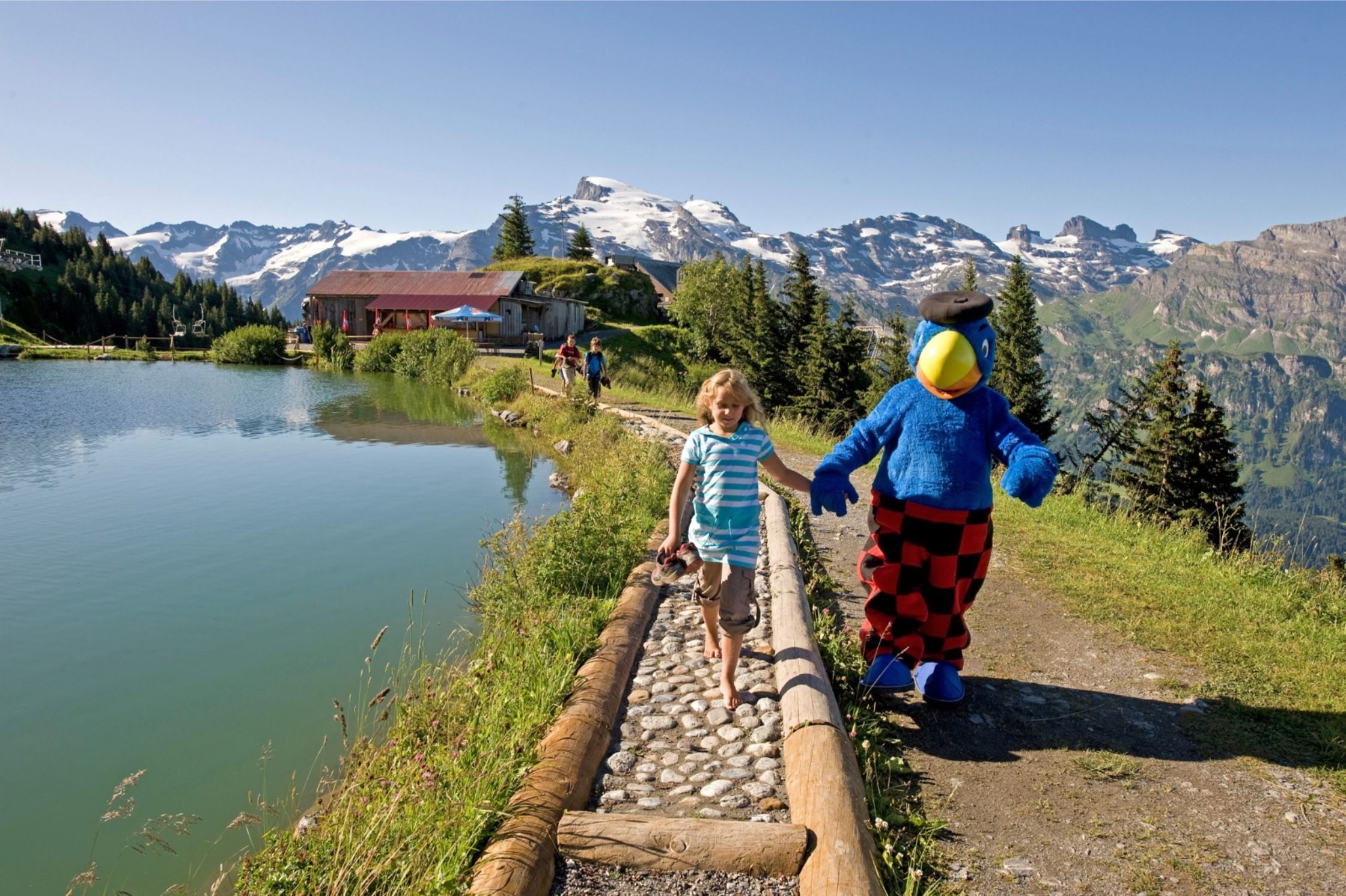 Brunni Kitzelpad: Kinderen verkennen de natuur met Globi tijdens de schattenjacht in Engelberg in de zomer.