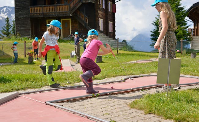 Minigolfe na Aletsch Arena com crianças na pista.