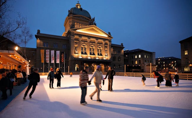 Patinage sur glace devant le Palais fédéral (photo : Suisse Tourisme)