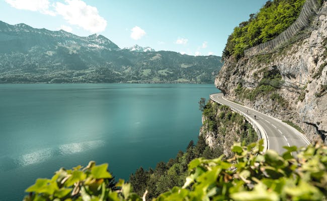 Lago de Thun cerca de Interlaken: vista pintoresca del lago, montañas y naturaleza en verano.