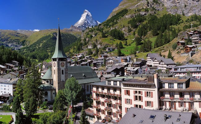 Zermatt dorp met Matterhorn op de achtergrond, blauwe lucht, zomerweer