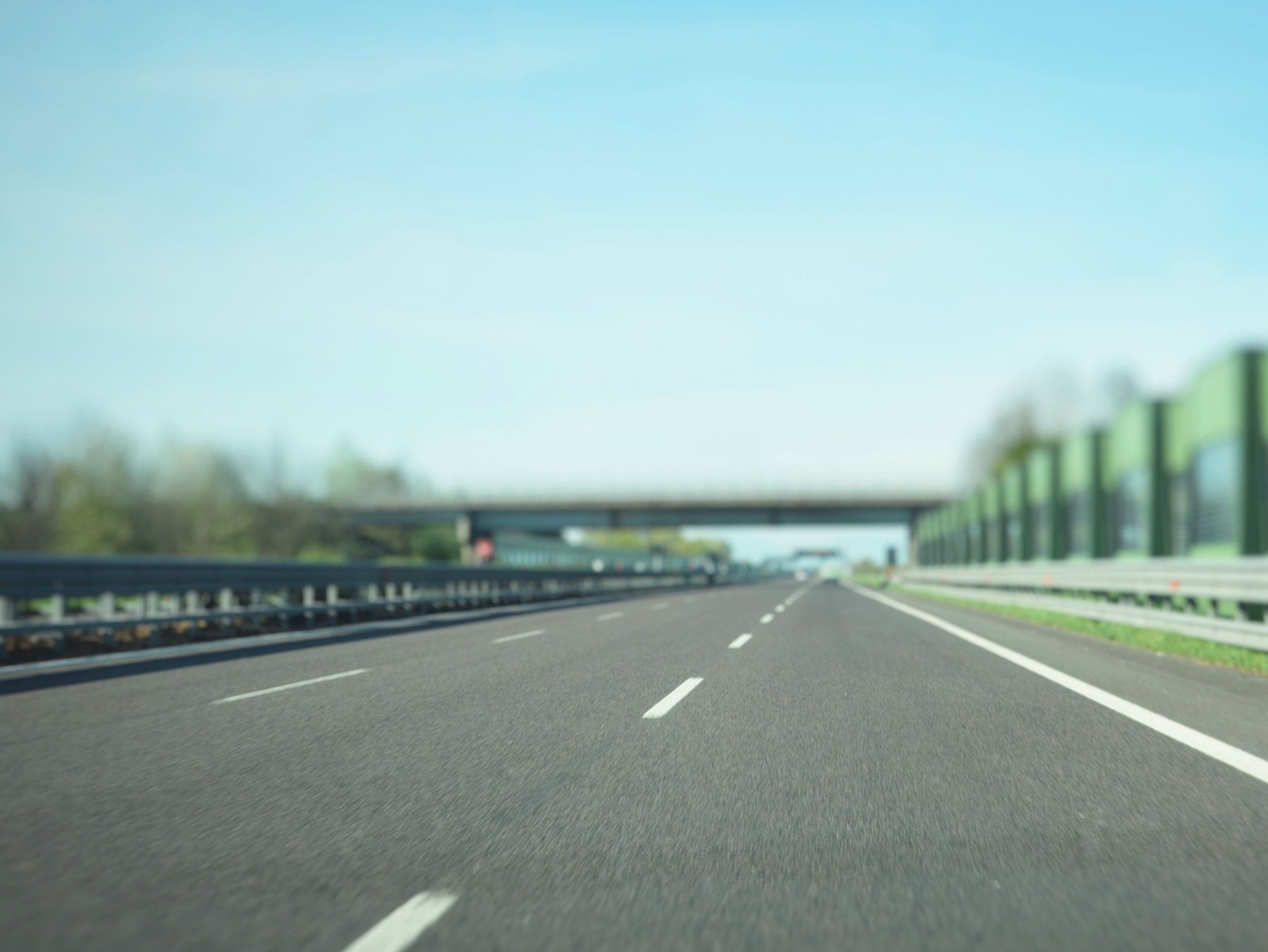 スイスのアスファルト道路、人がいない、晴れた景色