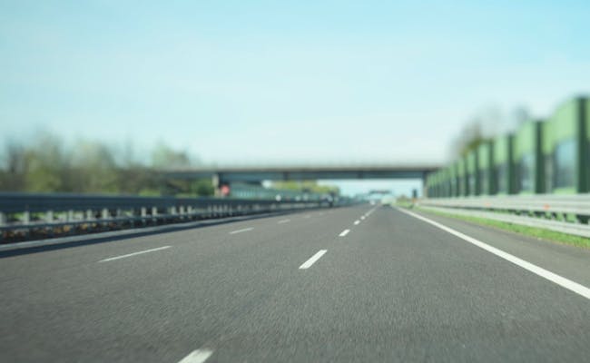 Route en asphalte en Suisse, désertée, visibilité claire
