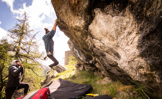 Bouldering v Saas-Fee, lezci na skalách, krásné okolí