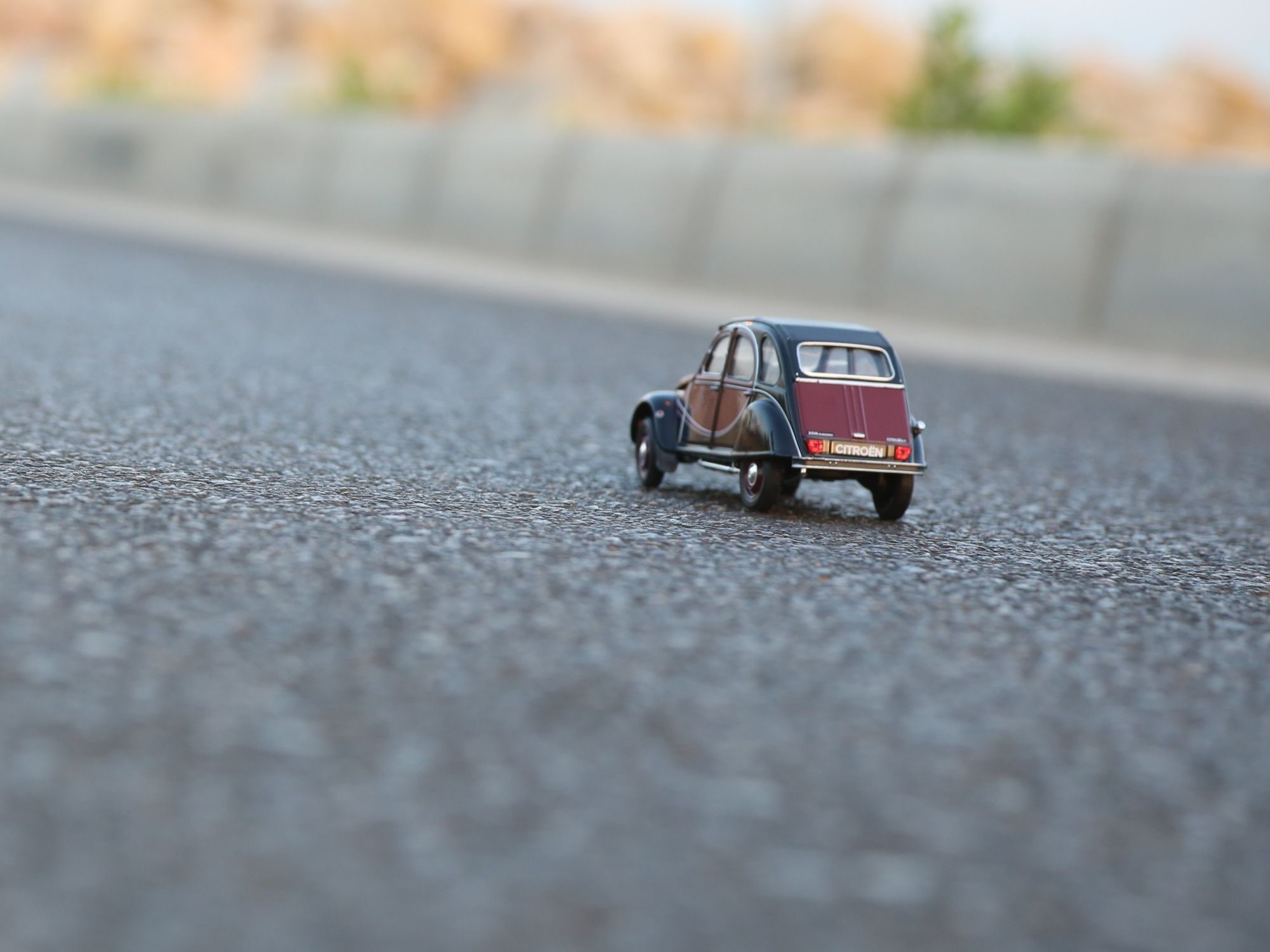 スイスのアスファルト道路にあるおもちゃの車