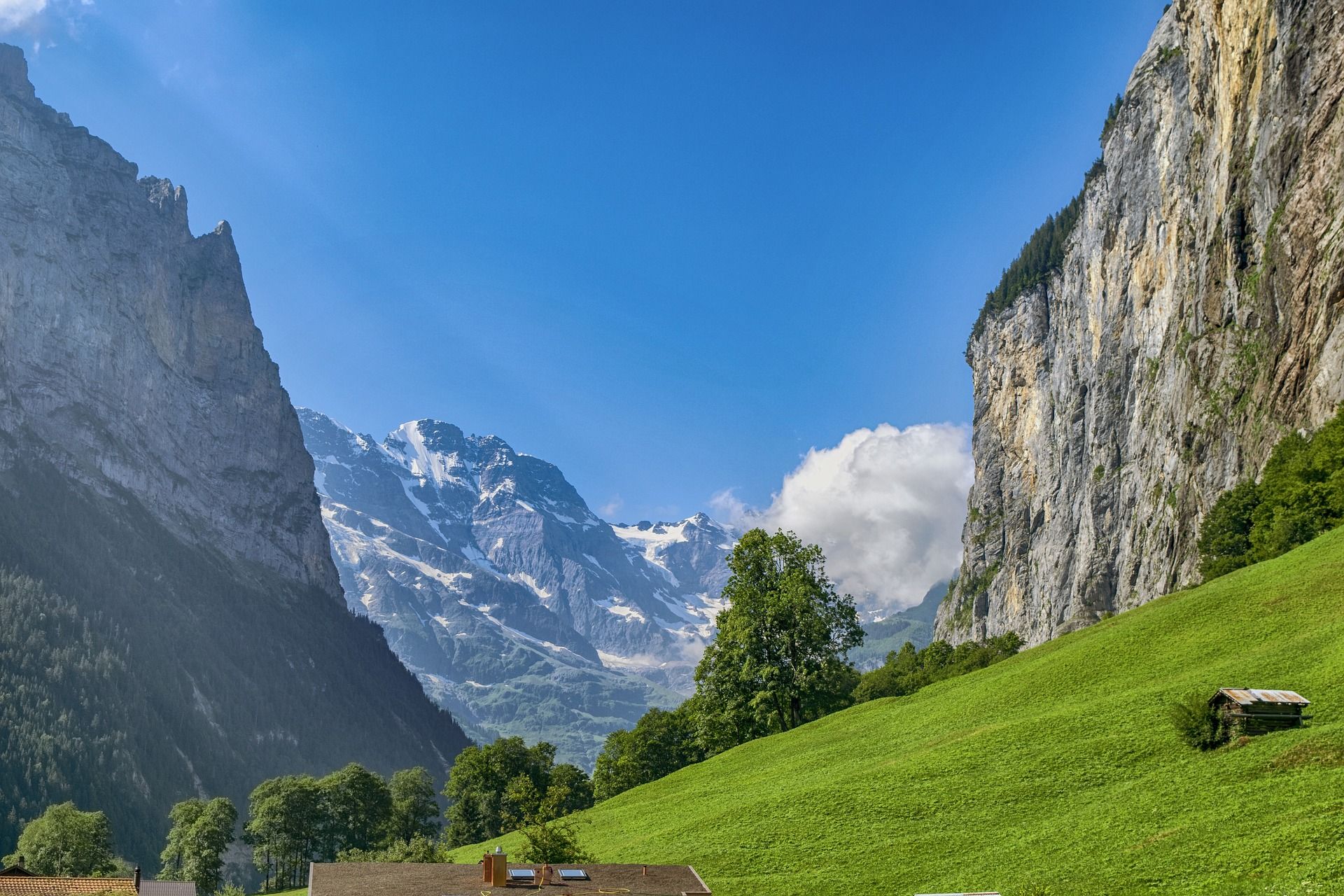 Panorama des montagnes de Lauterbrunnen avec des prairies verdoyantes, des montagnes et un paysage paisible. Idéal pour les amoureux de la nature.