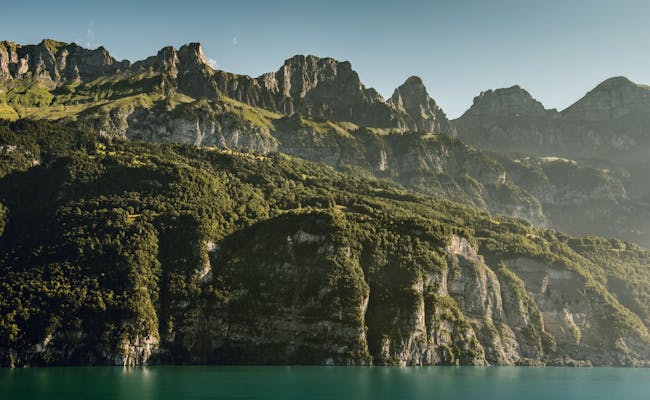 Walensee: Imagen de los Churfirsten, oásis de naturaleza para caminantes en verano en el hermoso Walensee.