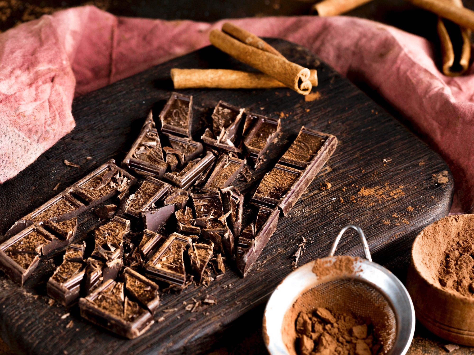 Chocolat : ingrédient délicieux pour des aventures culinaires et de pâtisserie pendant les loisirs avec des amis.