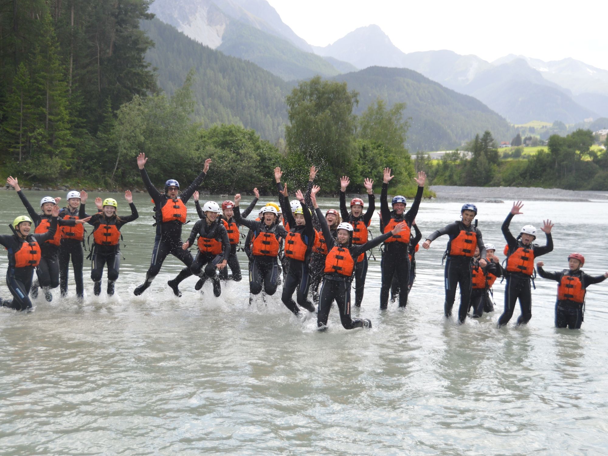 Pengalaman arung jeram keluarga musim panas dengan pasukan pengembaraan di sungai untuk kumpulan dan kanak-kanak