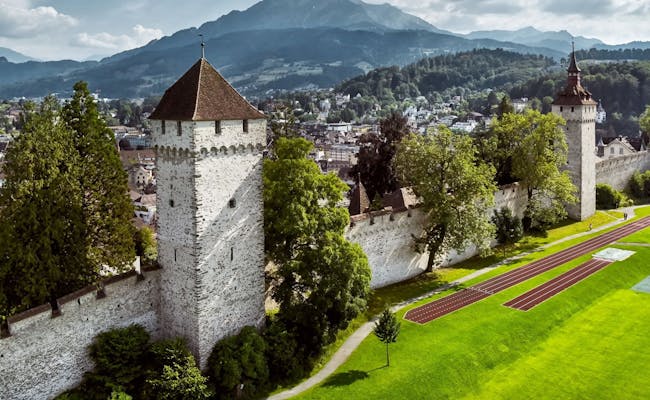 Cetatea orașului Lucerna: fortificație istorică cu vedere spre munți și oraș, perfectă pentru explorări.