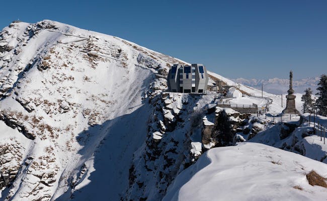 Monte Generoso con laderas cubiertas de nieve y plataforma de observación