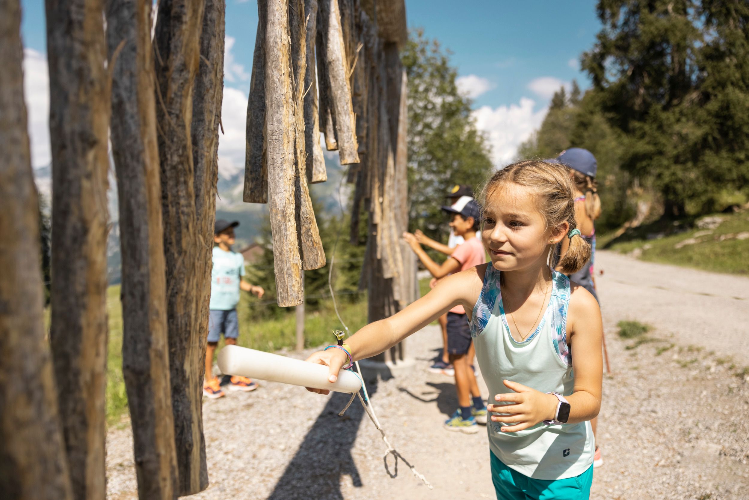 Zvuková stezka Toggenburgu s hrajícími dětmi, dřevěné instalace, stezka