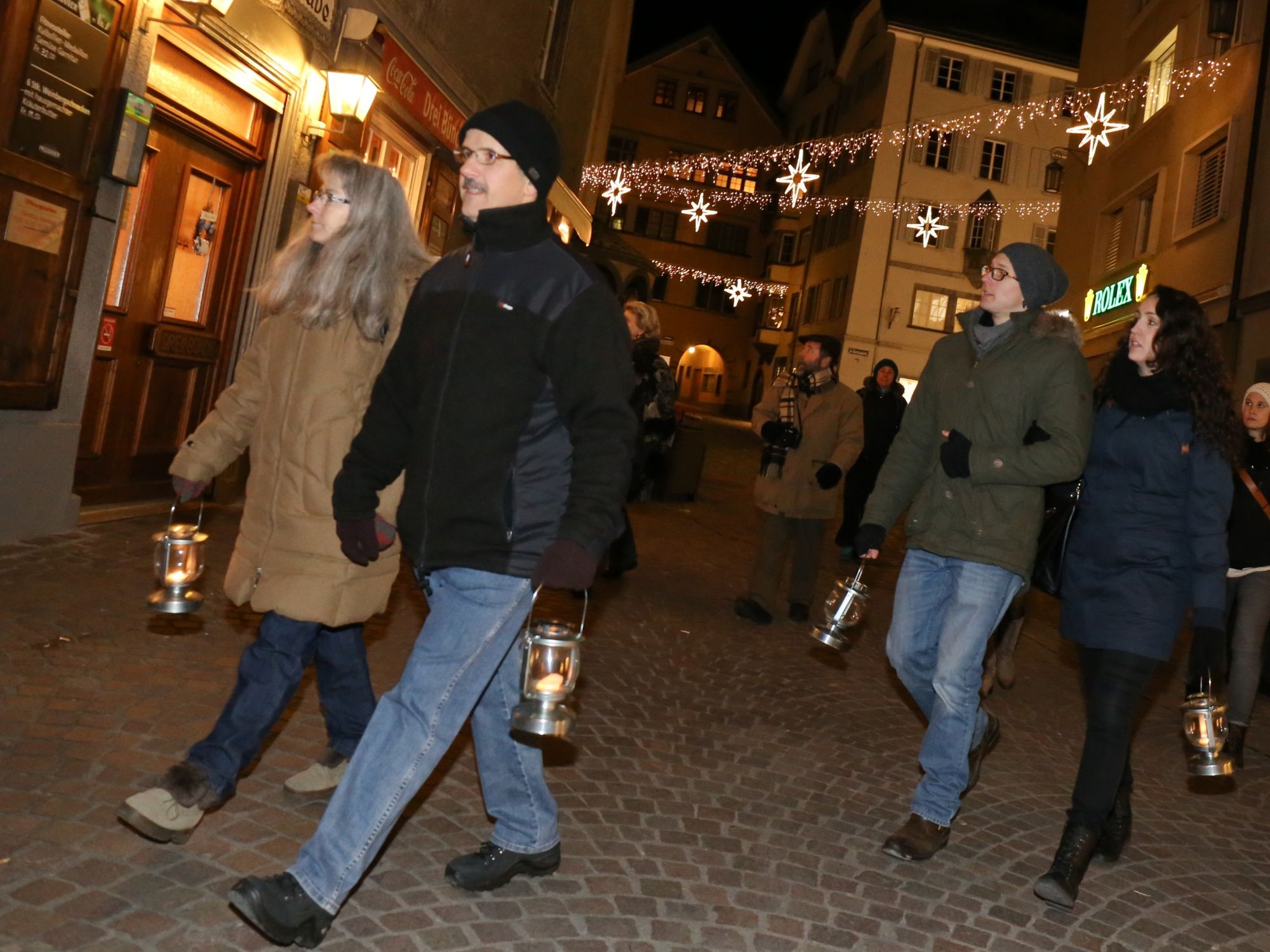 Zwiedzanie miasta Chur przy wieczornym oświetleniu lampionami