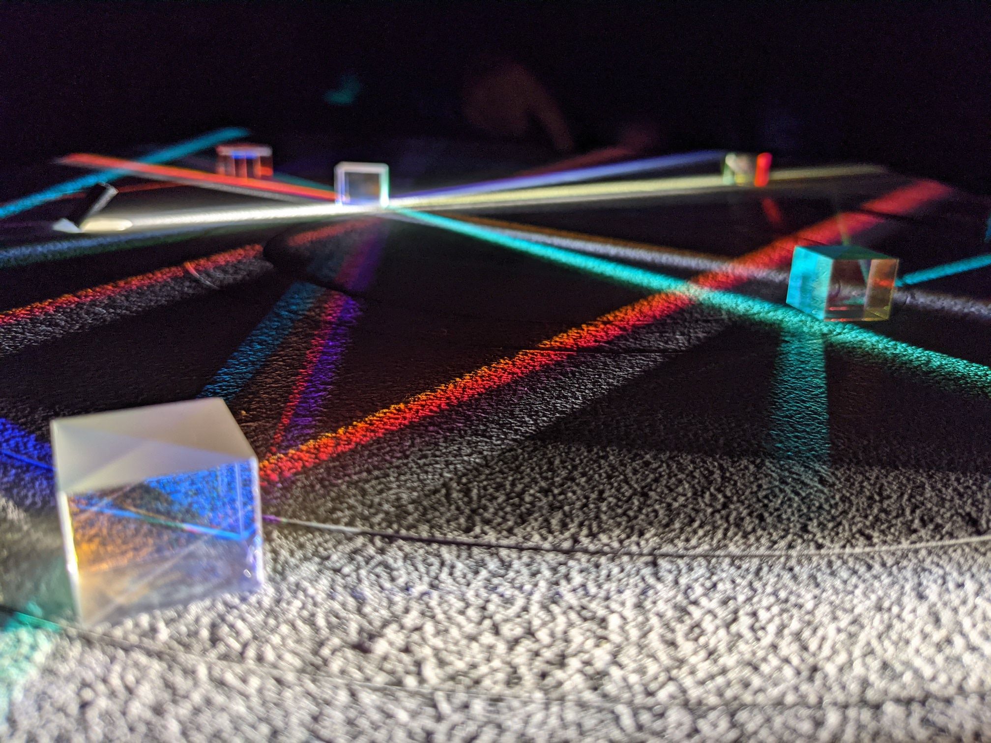 Murten Circuit Hemmeligt viser lysfælder og prismeeffekter på overfladen.