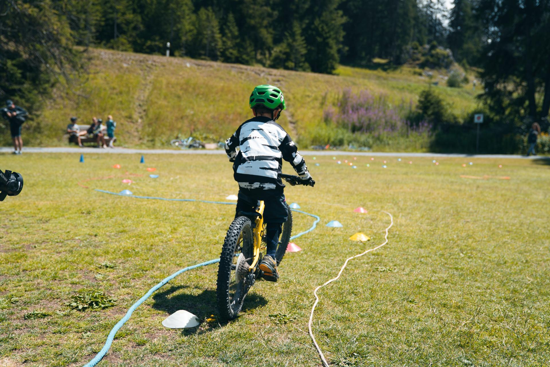 喜马特的孩子们骑自行车，夏天有五彩缤纷的标记。