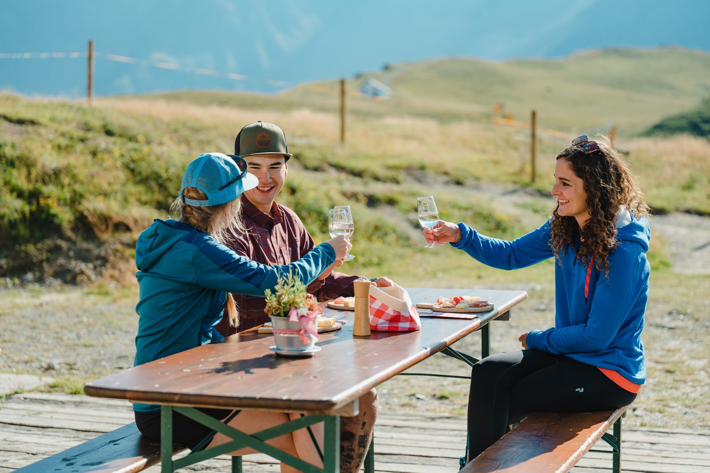 استمتع المتجولون بتجربة طهي رائعة على طول مسار بانوراما كولناريك في بيزول، حيث يتناولون أطباق محلية أثناء نزهة في الجبال.