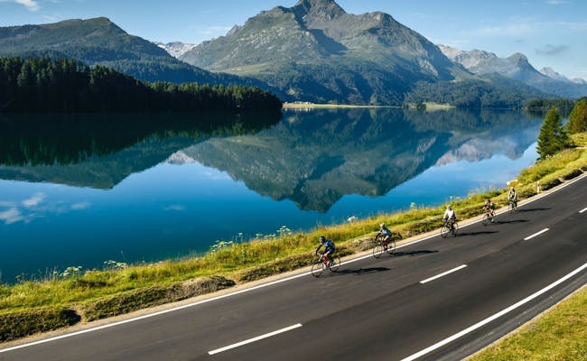 Cycling on Lake Sils (Photo: Switzerland Tourism Martin Maegli)