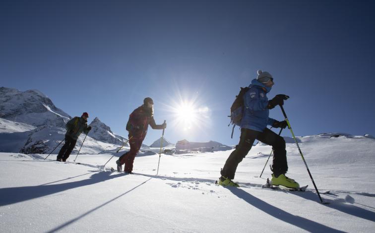 การท่องเที่ยวแสกตอร์ Patrouille des Glaciers ใน Zermatt, สกีไรเดอร์บนภูมิประเทศที่มีหิมะตก