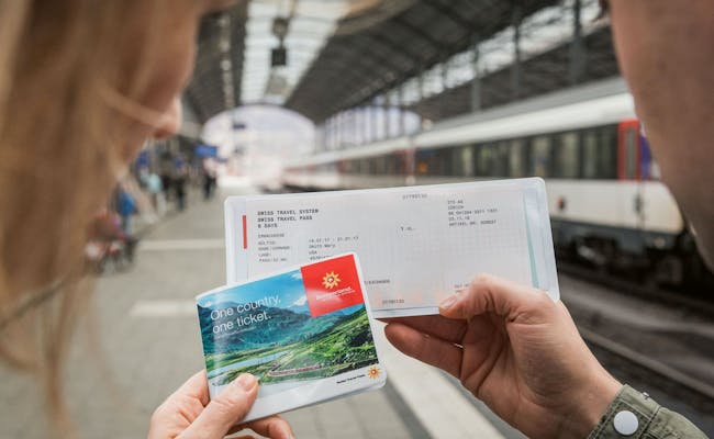 Swiss Travel Pass Flex พร้อมตั๋วรถไฟ ผู้เดินทางแสดงตั๋วที่สถานีรถไฟ การเดินทางด้วยรถไฟในสวิตเซอร์แลนด์