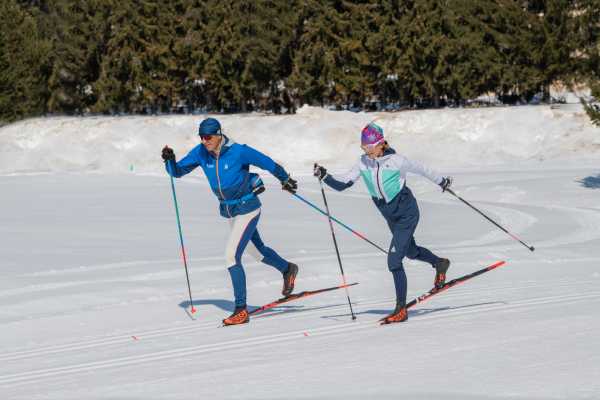 Ski de fond à Davos avec deux skieurs sur la neige