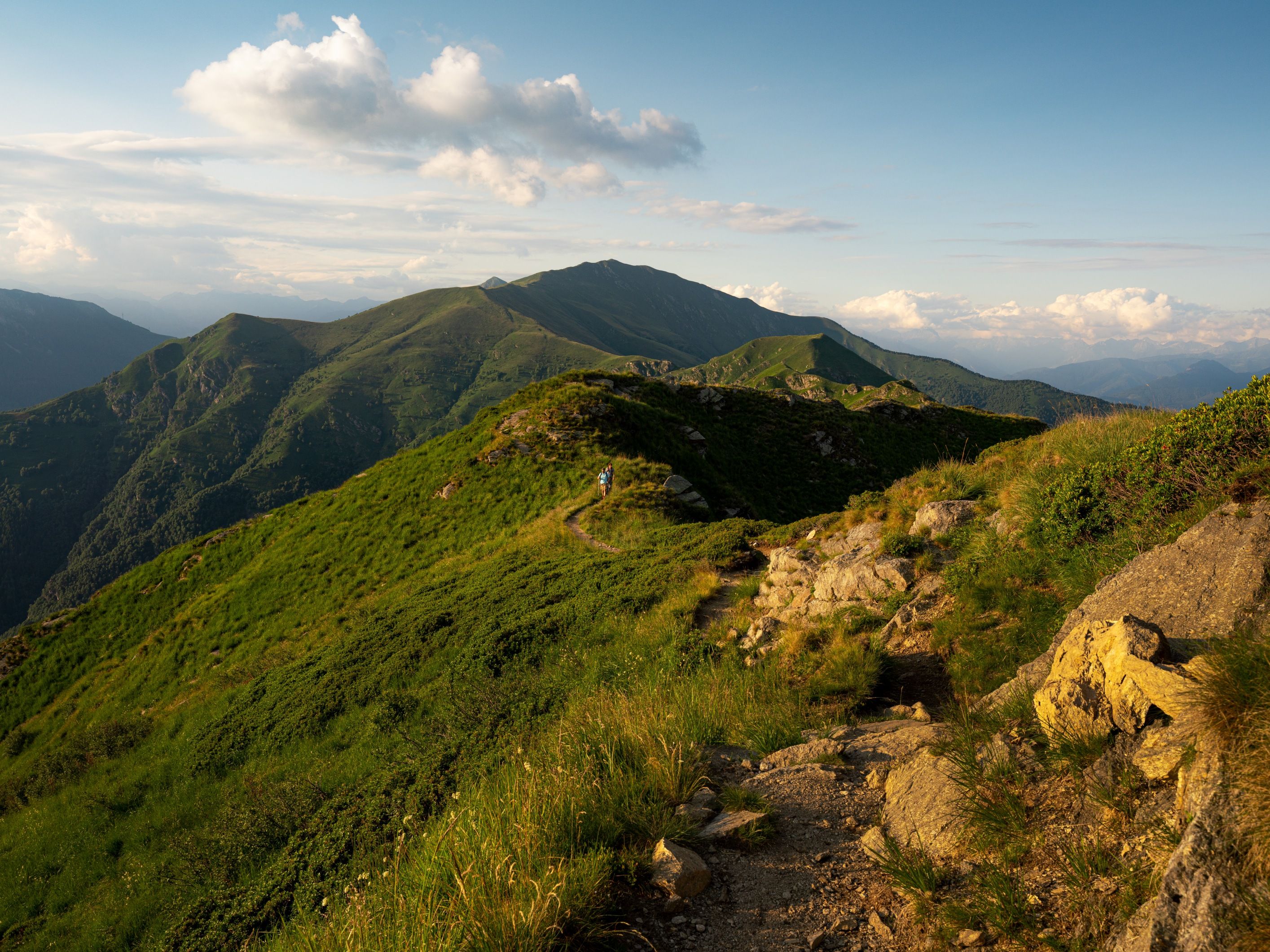 Monte Lema : paysage montagneux impressionnant avec un sentier de randonnée, idéal pour des aventures dans la nature.