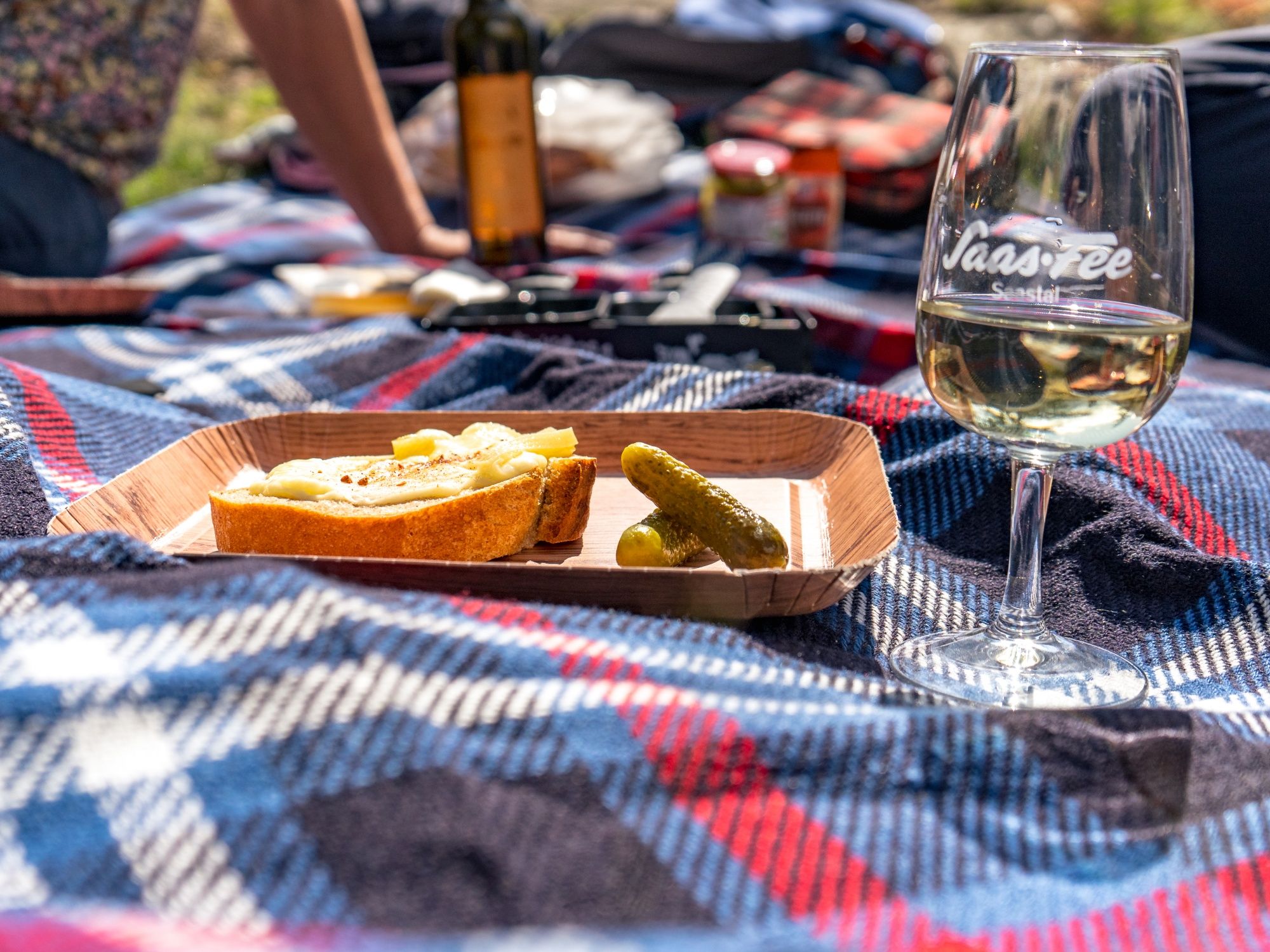 Raclette no Verão: comida deliciosa ao ar livre com manta de piquenique e vinho.