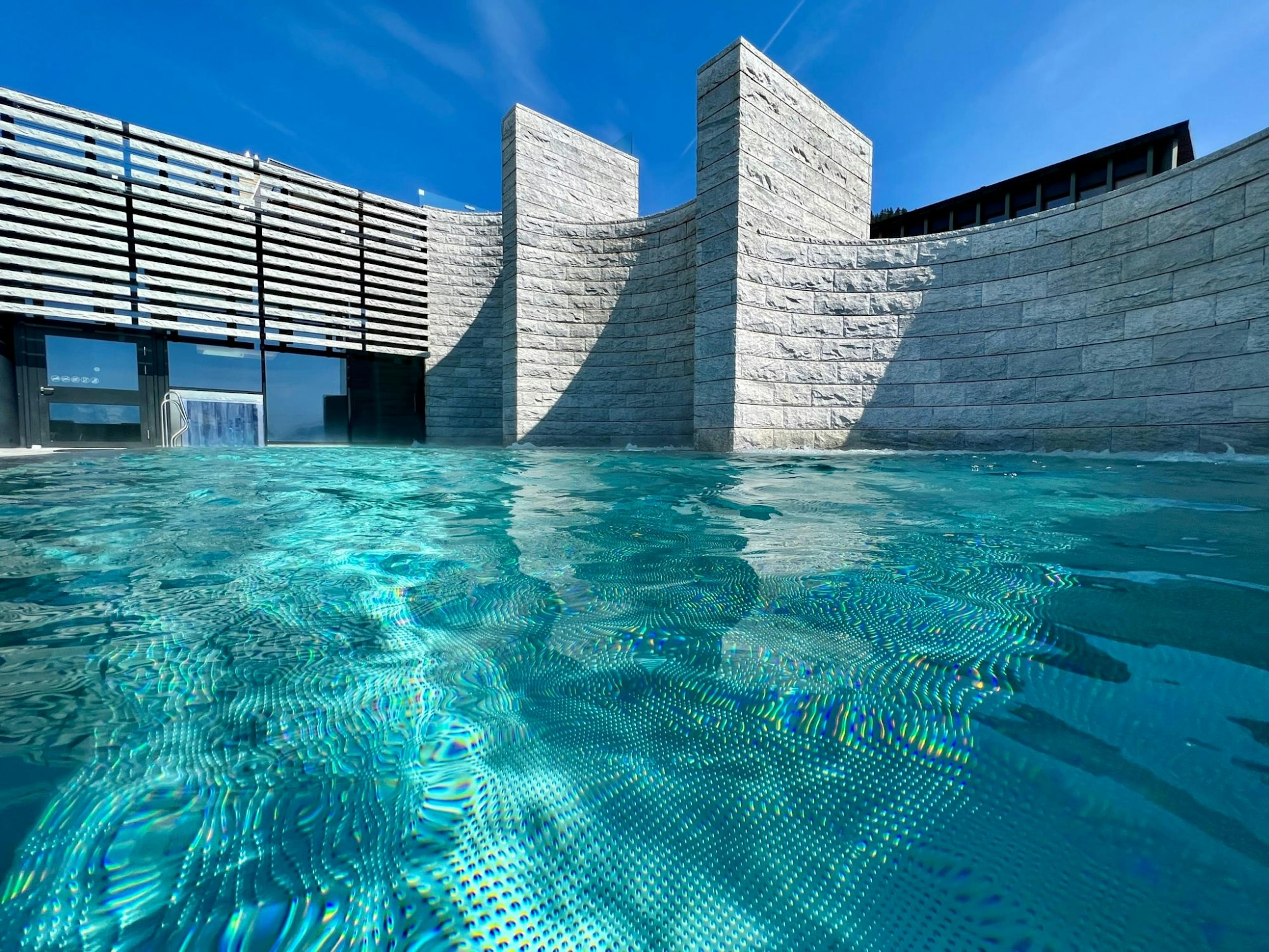 Rigi Kaltbad : un spa moderne avec des piscines et une atmosphère relaxante dans les montagnes.
