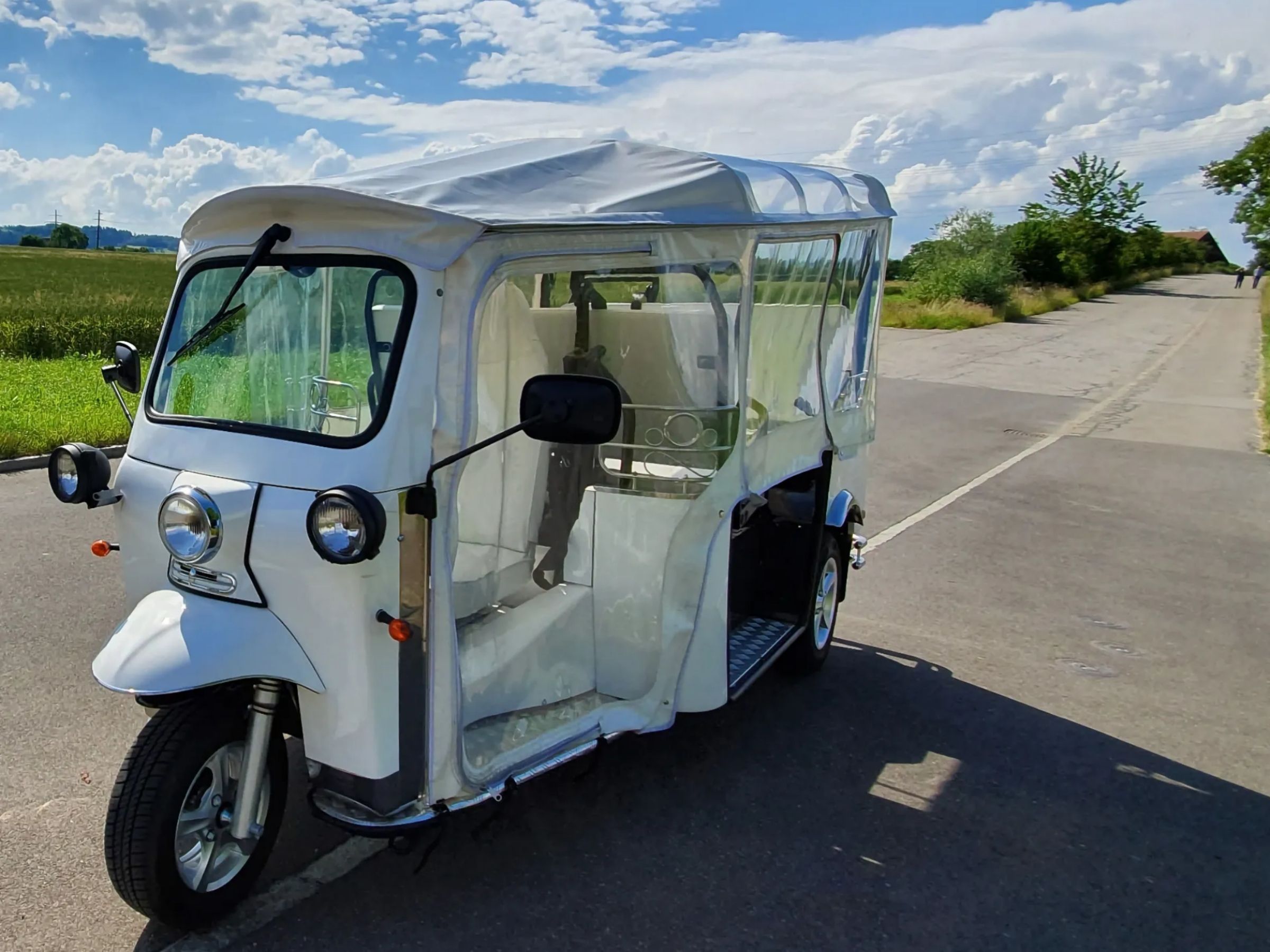 सड़क पर टुक टुक, साहसिक यात्राओं और प्रकृति की खोज के लिए बिल्कुल उपयुक्त।