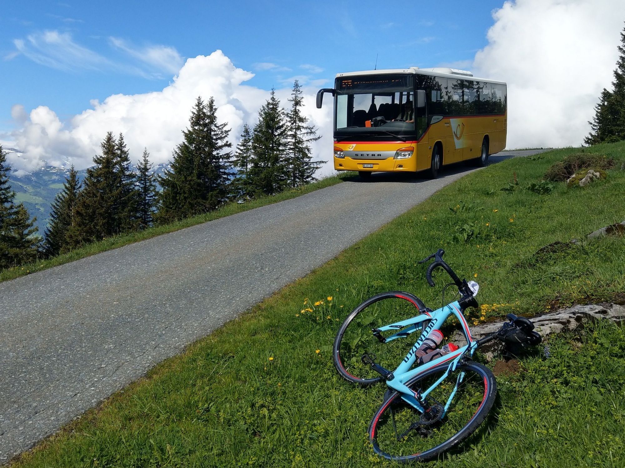 Ταξί/λεωφορείο Postauto στους δρόμους του Περάσματος Matterhorn-Gotthard, ιδανικό για φυσικές εμπειρίες και εξορμήσεις.