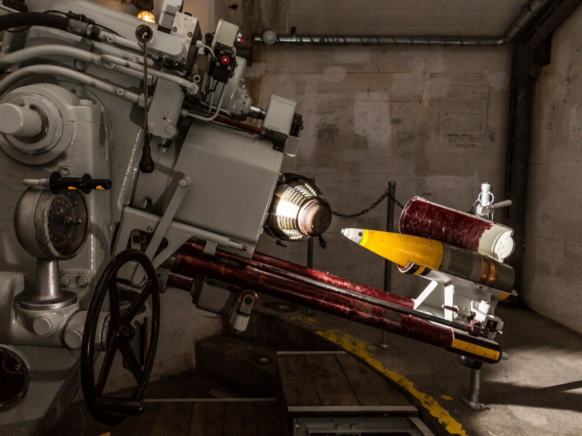 Canon du San Gottardo, arme majestueuse du 20e siècle dans un contexte historique.