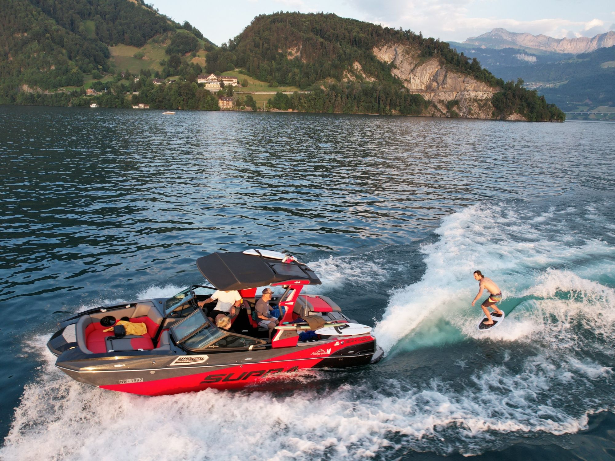 Wakesurfen op het Vierwaldstattermeer met boot en surfer, ideaal voor watersport en avontuur.