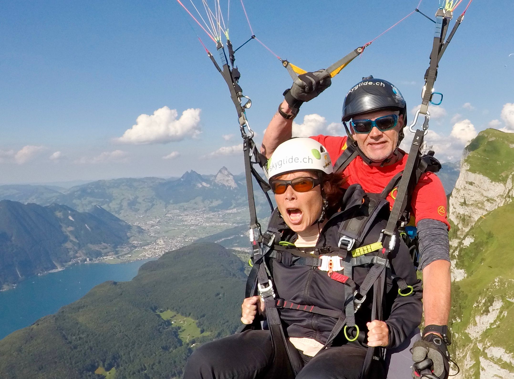 루체른에 있는 피르발트 제호수 위에서 환상적인 전망과 함께하는 텐덤 열기구 비행.