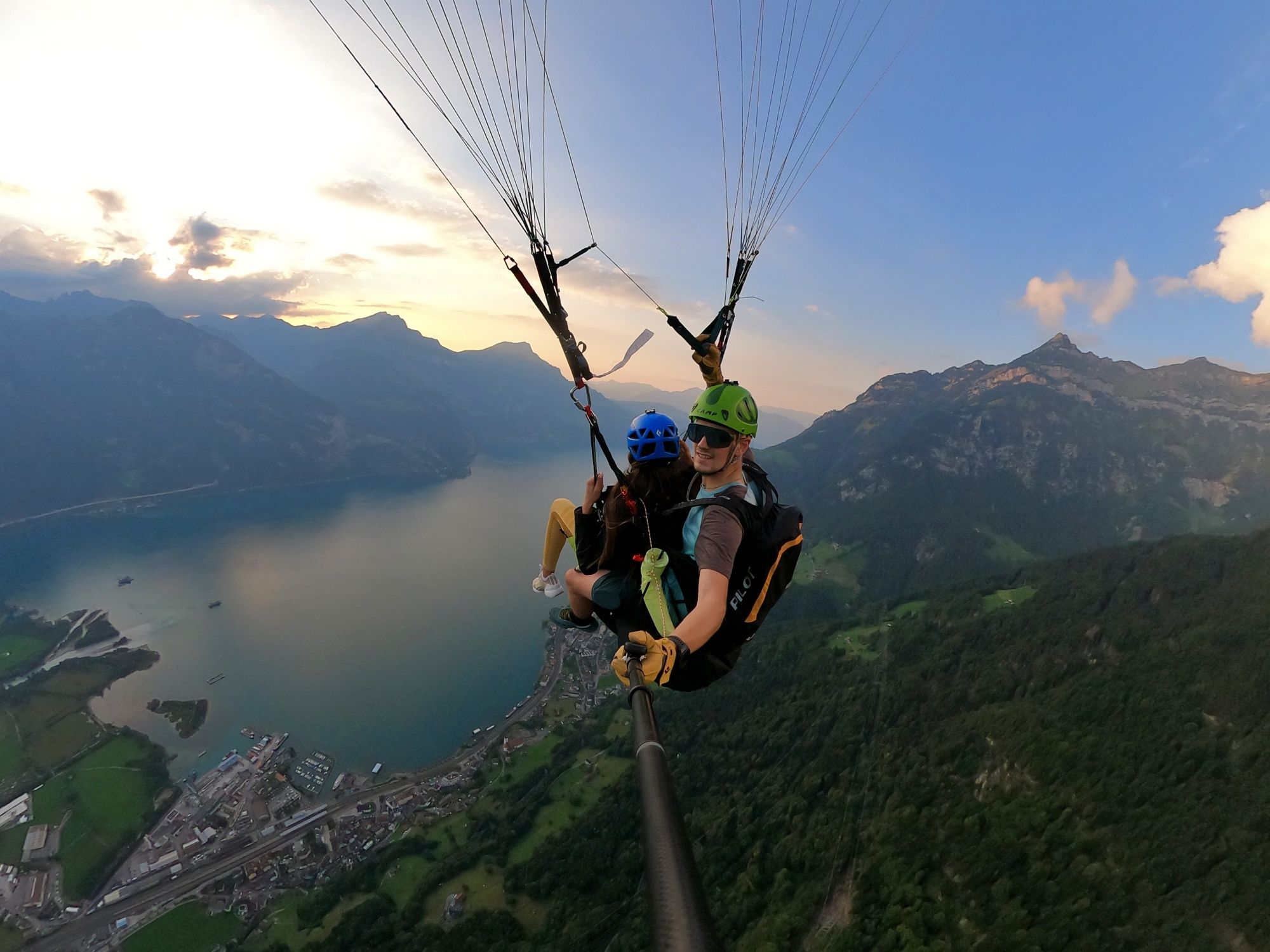 パラグライダー：エッグベルクのタンデムフライト、谷と山の景色。