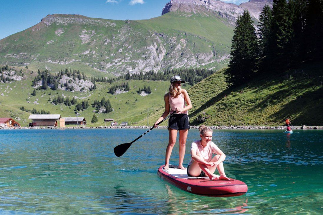 Stand-Up-Paddling no Brandsee Elsigen-Metsch, duas mulheres em uma prancha na água.