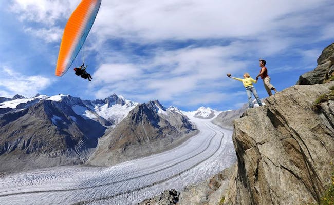 Voo em tandem sobre o Glaciar Aletsch com vista para os Alpes.